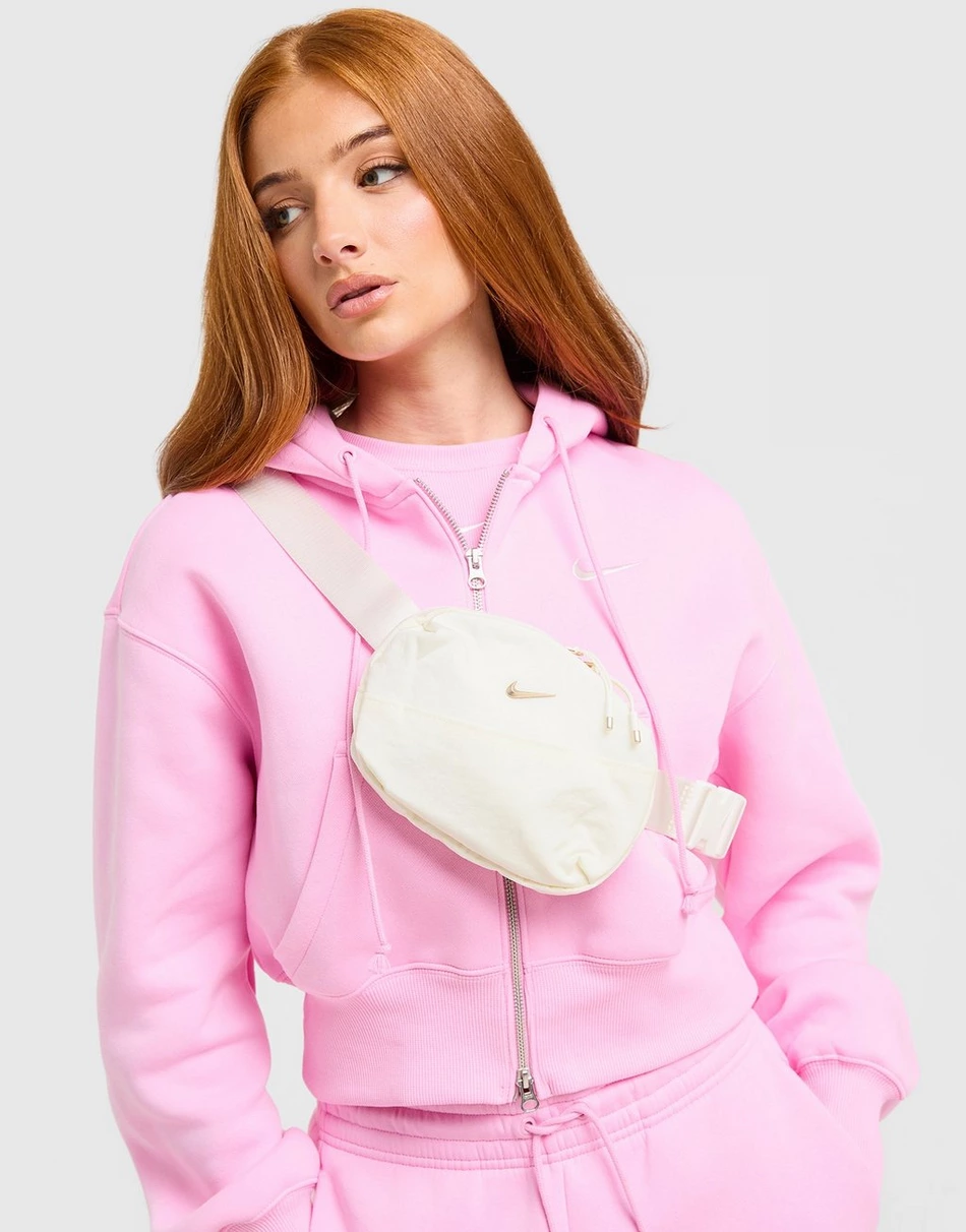 Sac festival avec essentiels : batterie externe, lunettes, gourde et hoodie