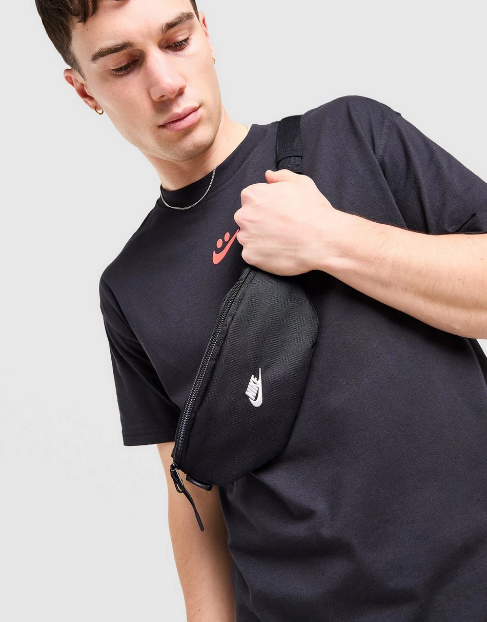 Accessoires festival : sacs banane, casquettes et lunettes de soleil JD Sports